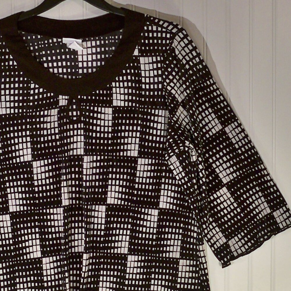 Jaclyn Smith, Black, White Ruffled Fabric Top 2X